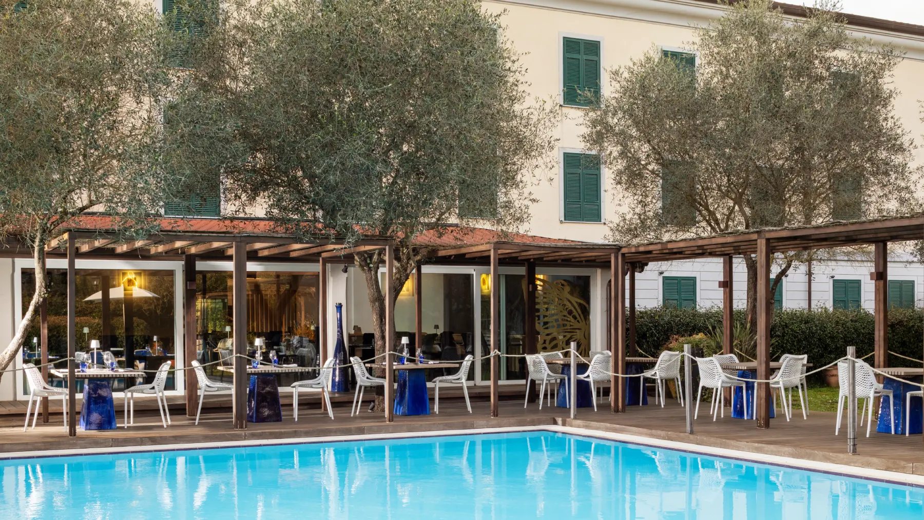 Tavolo del ristorante a bordo piscina immerso nel verde per cene rilassanti in hotel a Sarzana, Liguria - Sarzana Park Hotel, BZAR hotels in Liguria