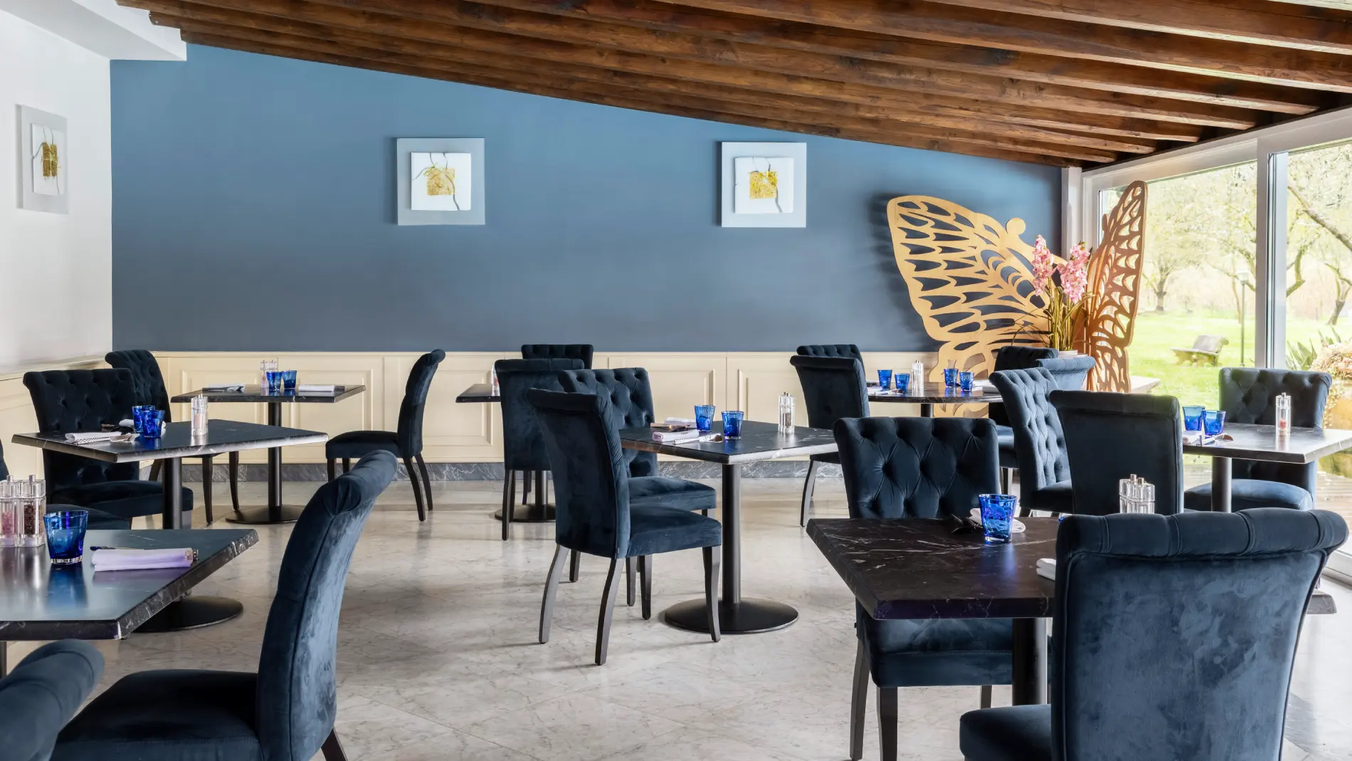 Sala ristorante elegante con tavoli raffinati e vista sul giardino per esperienza gourmet in Liguria - Sarzana Park Hotel, BZAR hotels in Liguria