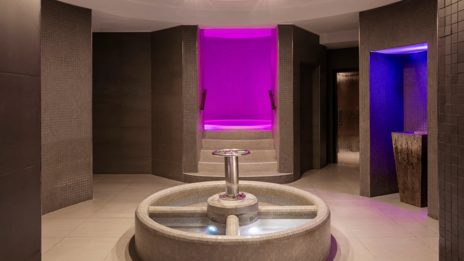 Area spa con doccia emozionale e illuminazione cromatica per percorso benessere in hotel a Sarzana - Sarzana Park Hotel, BZAR hotels in Liguria