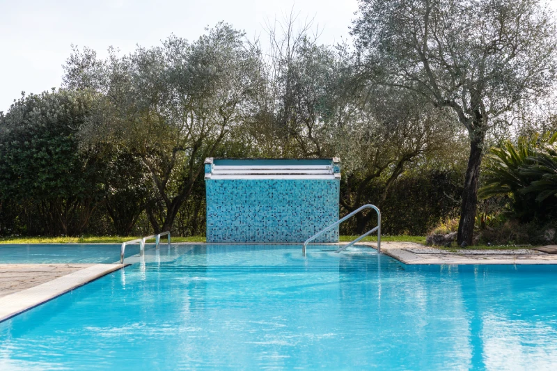 Piscina esterna immersa nel verde con cascata e zona idromassaggio per relax all’aperto a Sarzana, Liguria - Sarzana Park Hotel, BZAR hotels in Liguria