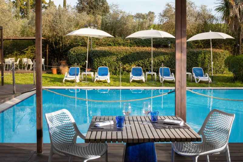 Tavolo del ristorante a bordo piscina con vista sull’acqua per pranzo e cena in hotel a Sarzana, Liguria - Sarzana Park Hotel, BZAR hotels in Liguria