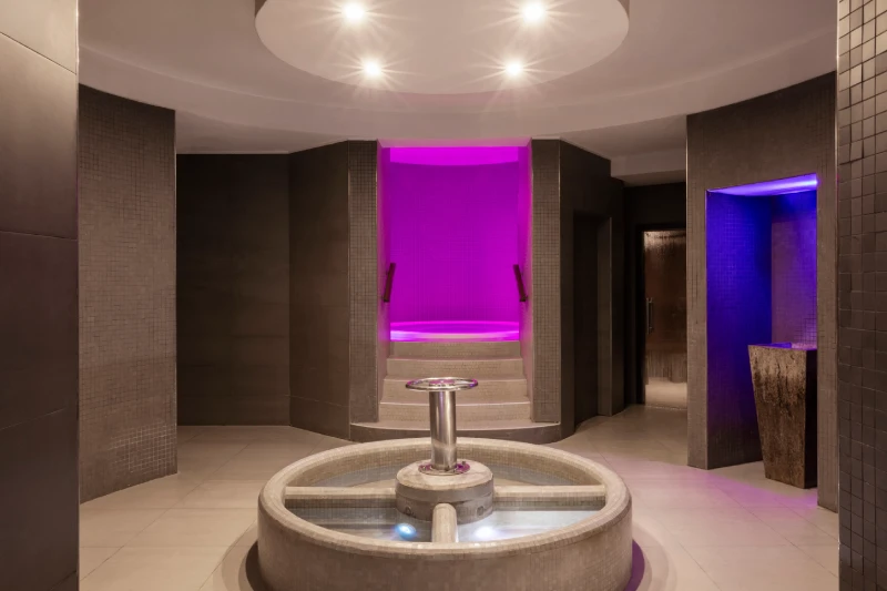 Area spa con fontana centrale e illuminazione soffusa per percorso benessere in hotel a Sarzana - Sarzana Park Hotel, BZAR hotels in Liguria