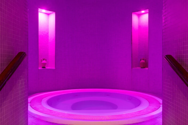 Vasca idromassaggio con cromoterapia per esperienza di relax esclusivo in spa a Sarzana, Liguria - Sarzana Park Hotel, BZAR hotels in Liguria