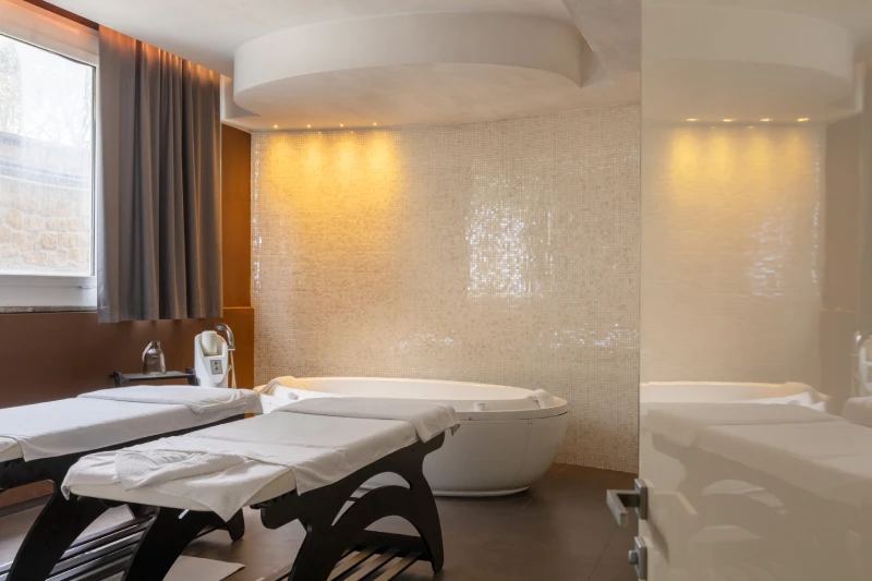 Area trattamenti spa con lettini e vasca per massaggi e relax profondo a Sarzana, Liguria - Sarzana Park Hotel, BZAR hotels in Liguria