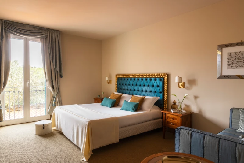 Camera Superior con letto king, testata blu capitonné e balcone luminoso per soggiorno relax a Sarzana, Liguria - Sarzana Park Hotel, BZAR hotels in Liguria