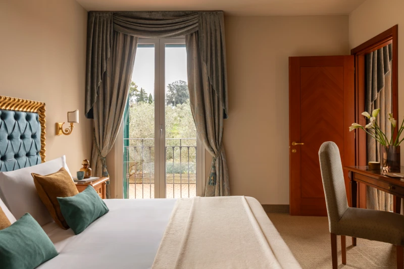 Superior room with king bed and balcony, natural light and desk for a comfortable stay in Sarzana, Liguria - Sarzana Park Hotel, BZAR hotels in Liguria